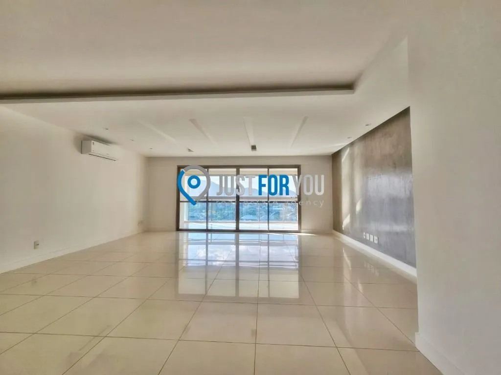 4-bedroom apartment with 233 m² and 5 bathrooms — photo 58