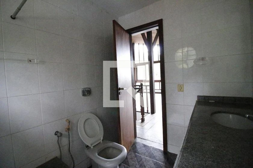 Casa de 500 m² com banheira e janelas do piso ao teto — photo 39