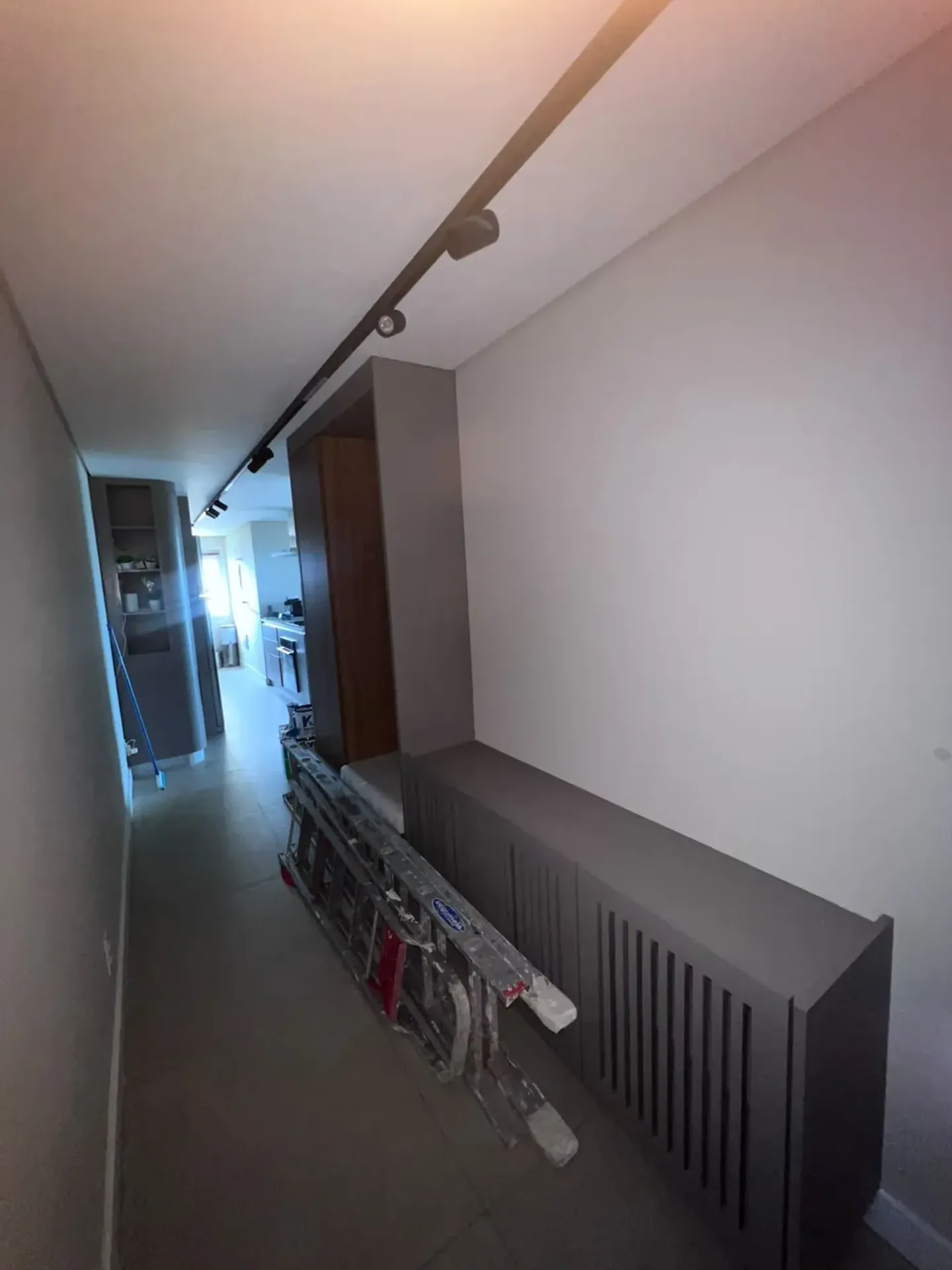 Apartment on the 10th floor with a grill on the balcony — photo 67