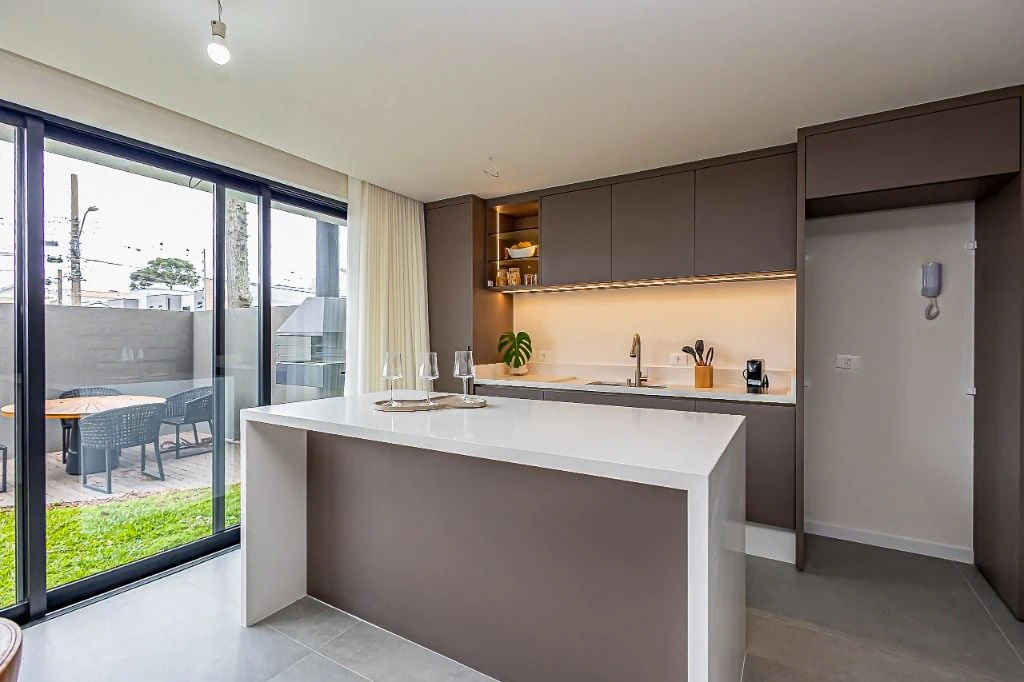 Floor-to-ceiling windows in a 3-bedroom house, 137 m² — photo 6
