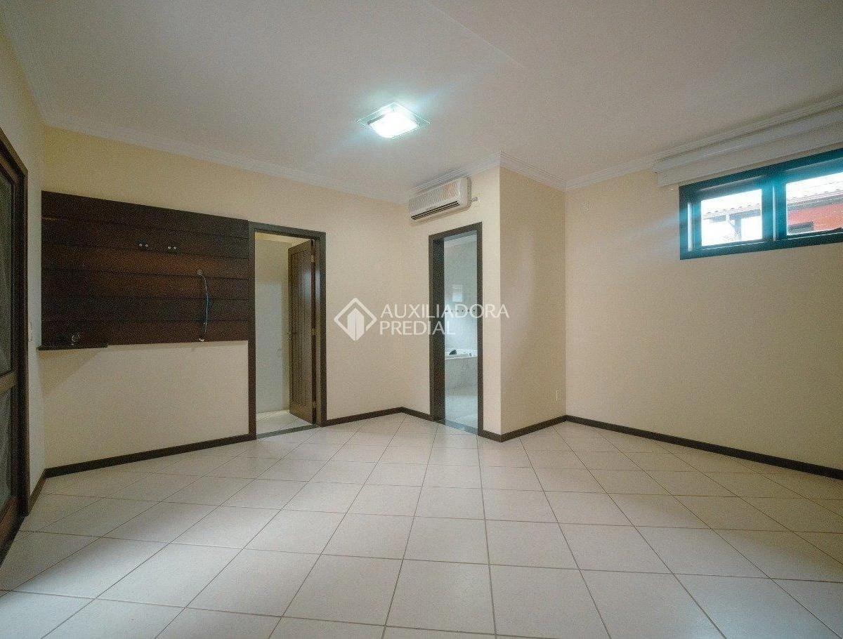 1723 m² house with a bathtub and a grill on the balcony — photo 4