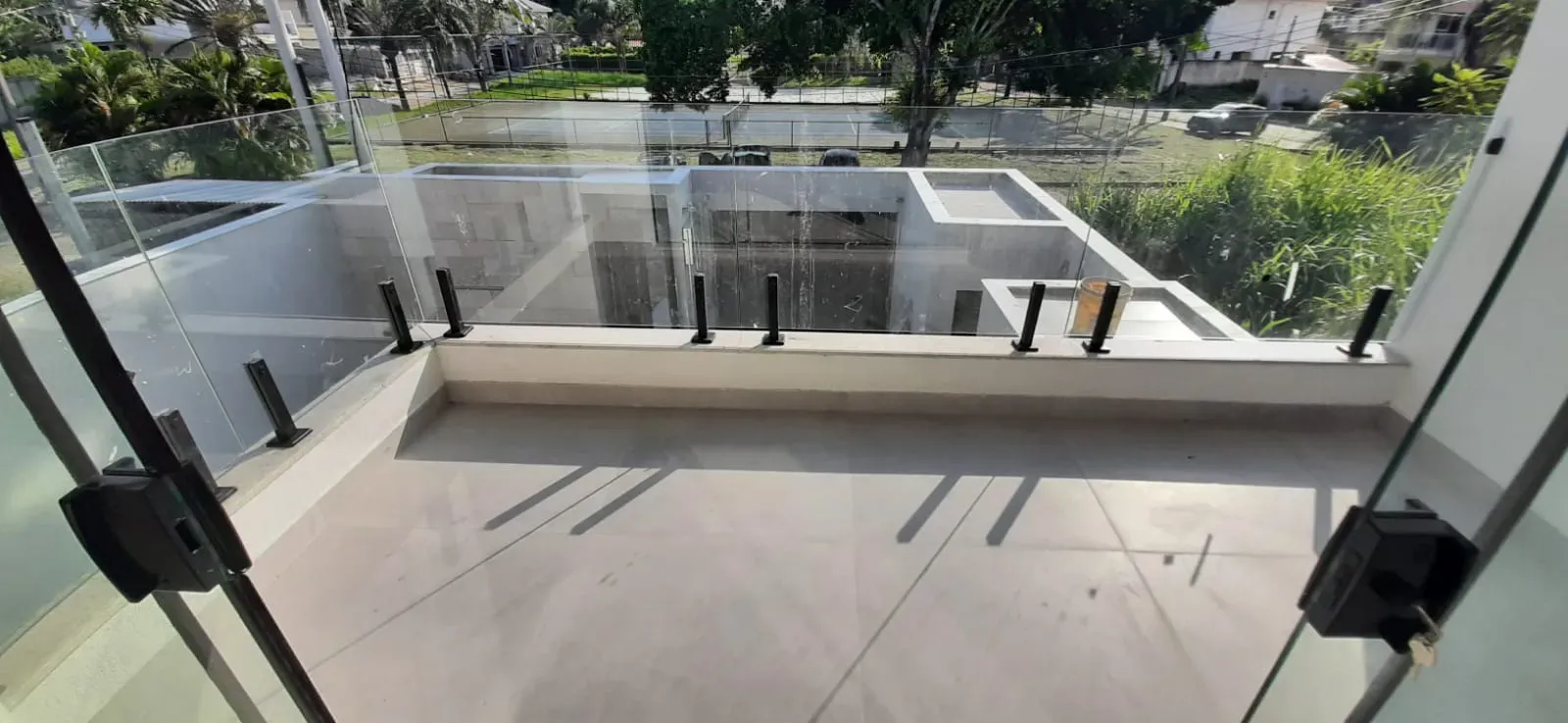 4-bedroom house with floor-to-ceiling windows — photo 11