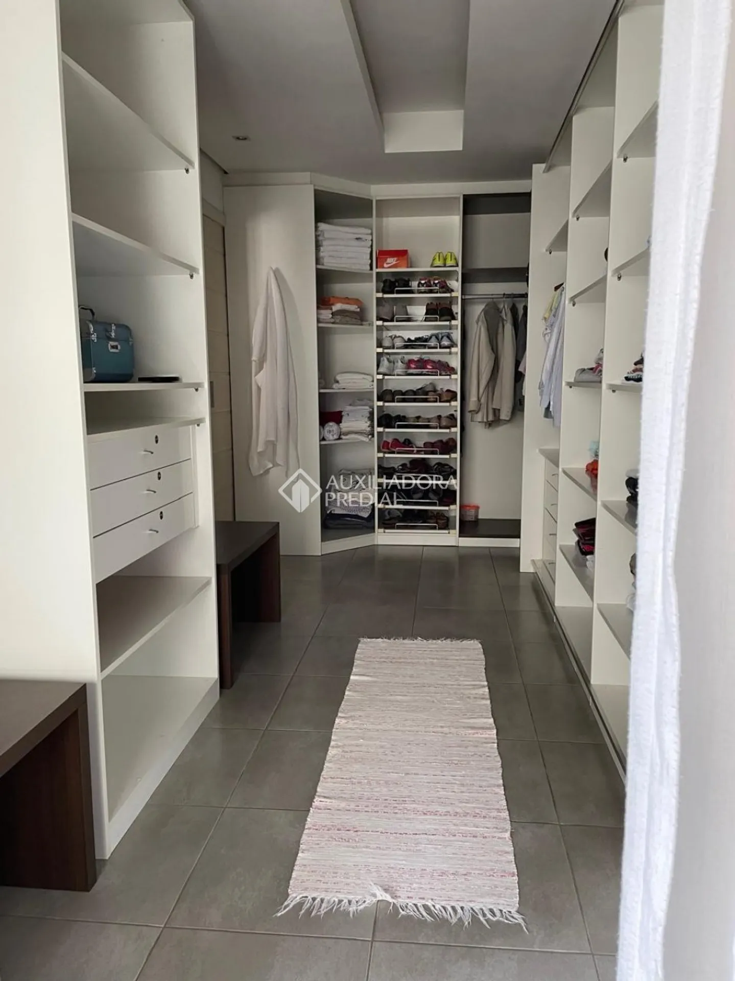 Furnished 350 m² house with an open-plan gas kitchen — photo 47