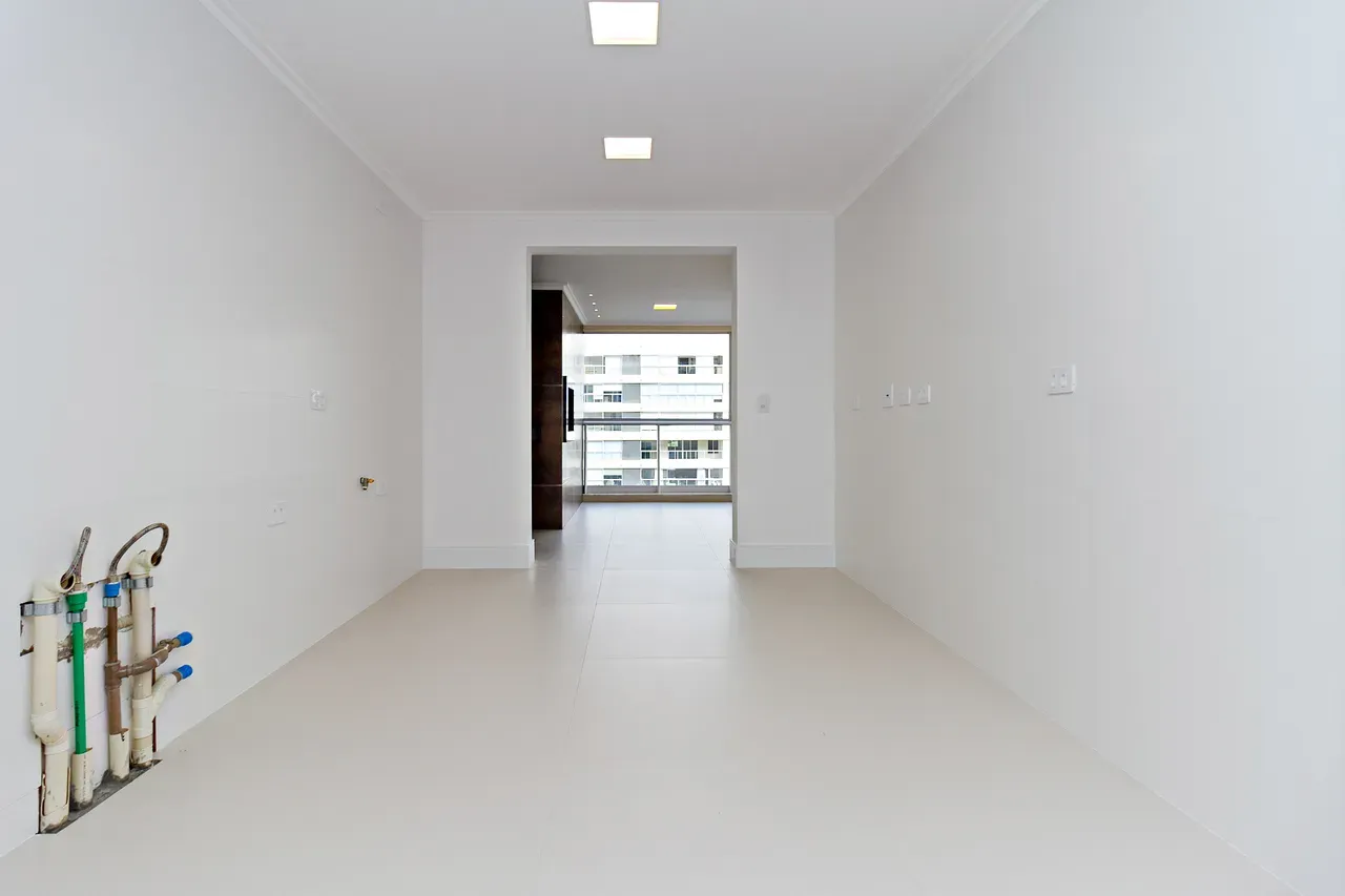 Balcony with a grill in a 4-bedroom apartment, 158 m² — photo 11