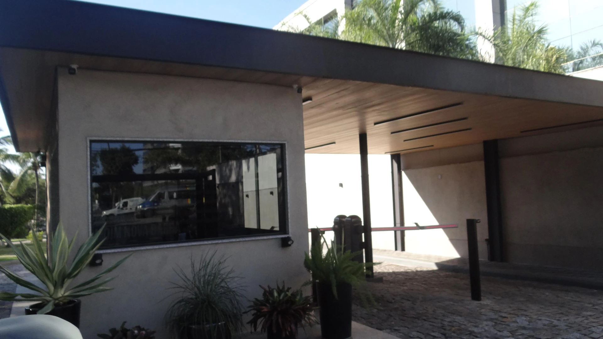 Casa de 384 m² com janelas do piso ao teto e varanda gourmet — photo 158