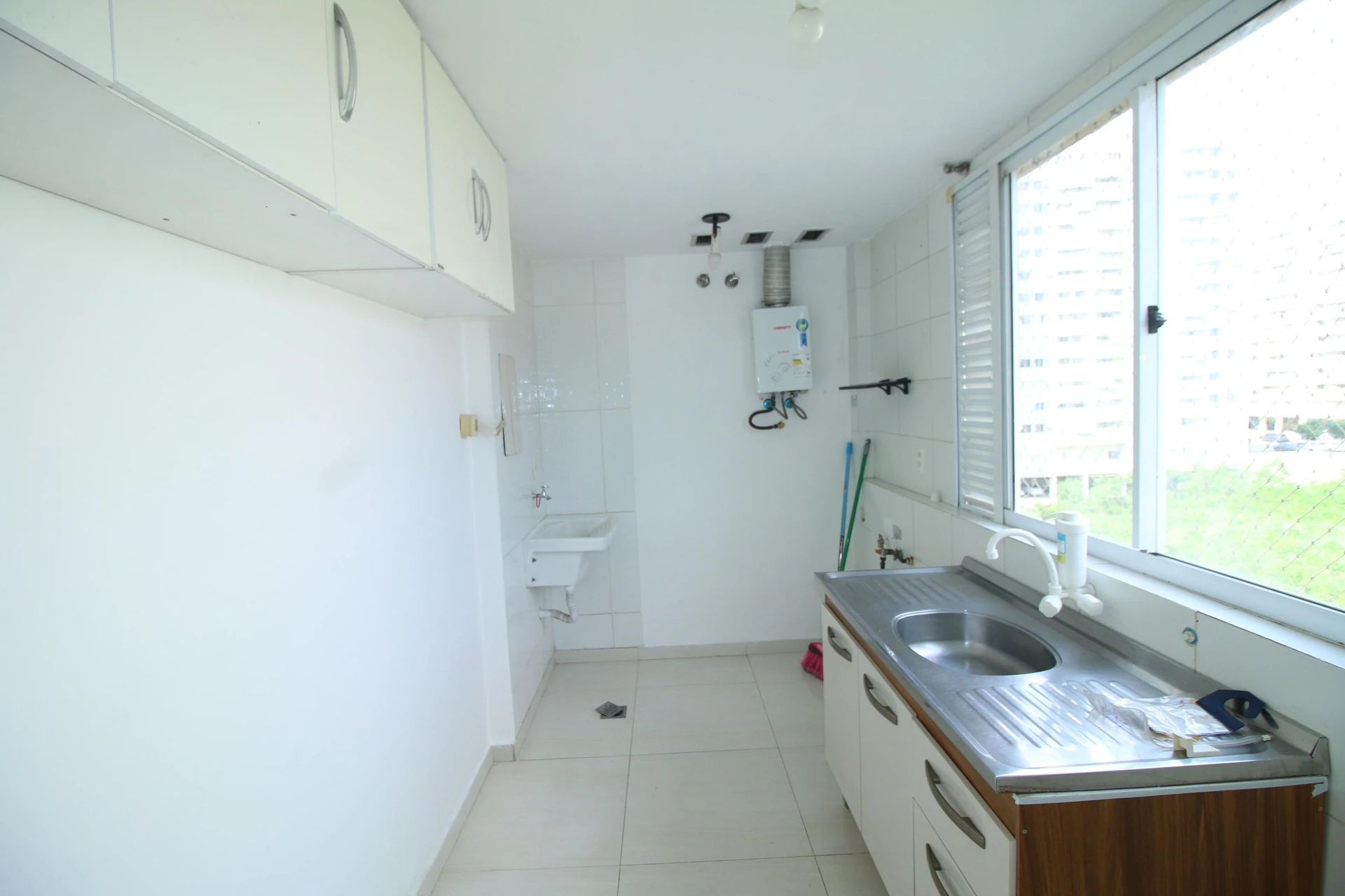 2-bedroom apartment with 1 bathroom and condo pool — photo 20