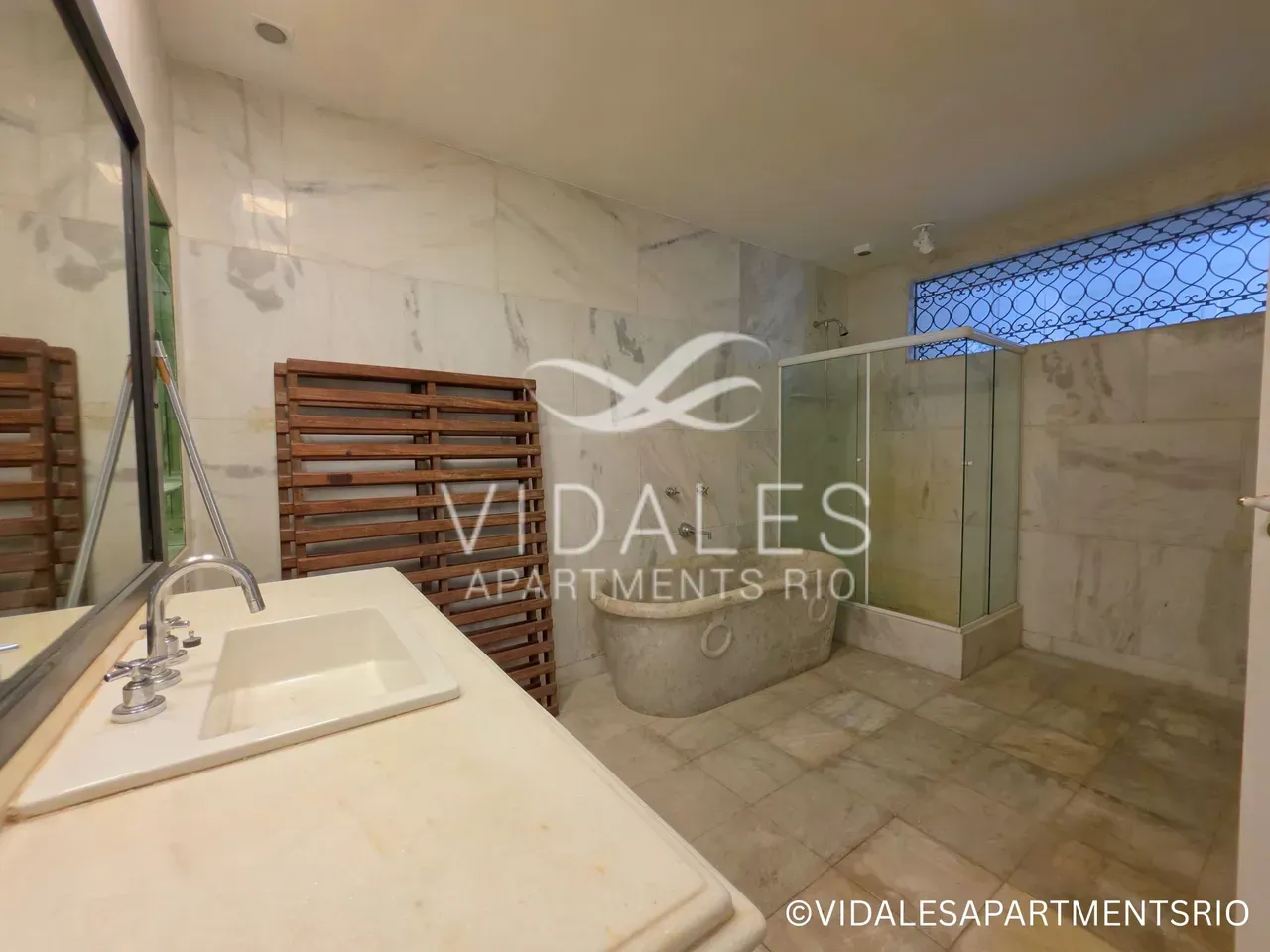 Unfurnished 4-bedroom apartment with a glassed-in balcony — photo 8