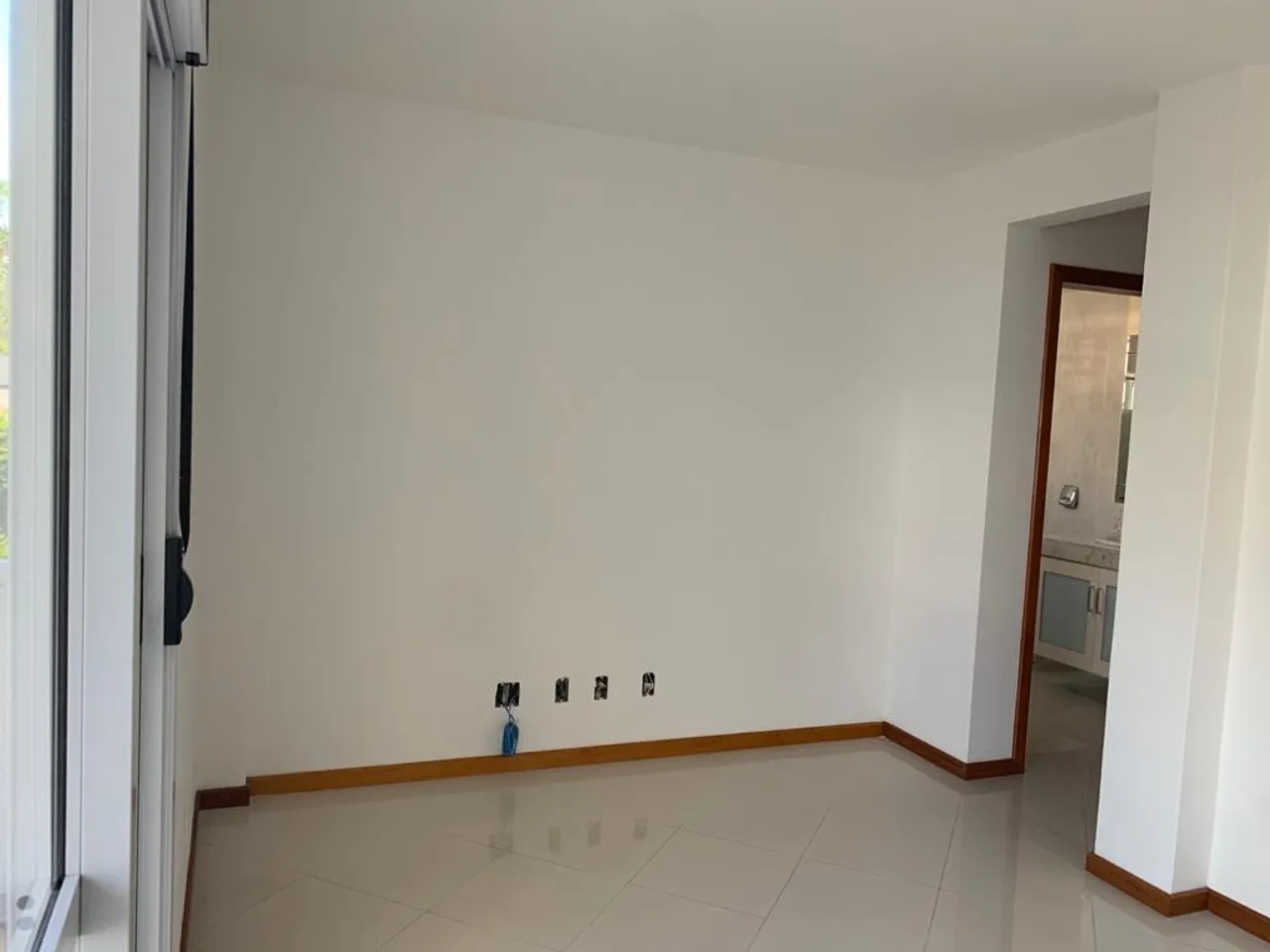 4-bedroom apartment in a building with a pool — photo 7