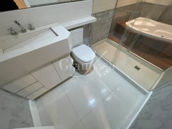 One-bedroom apartment in a building with a sauna — photo 14
