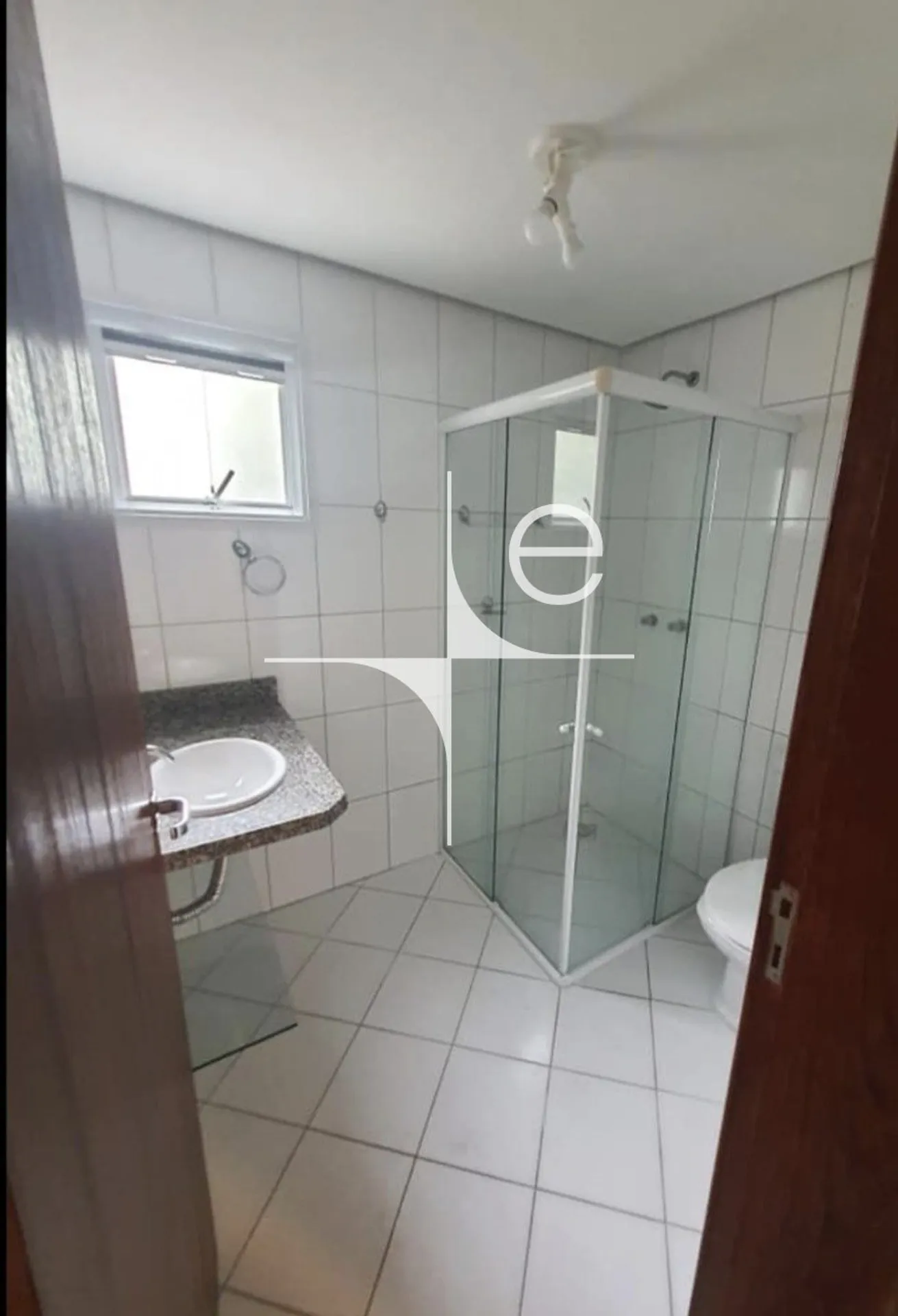 Apartamento com 3 quartos e fogão a gás na cozinha — photo 5