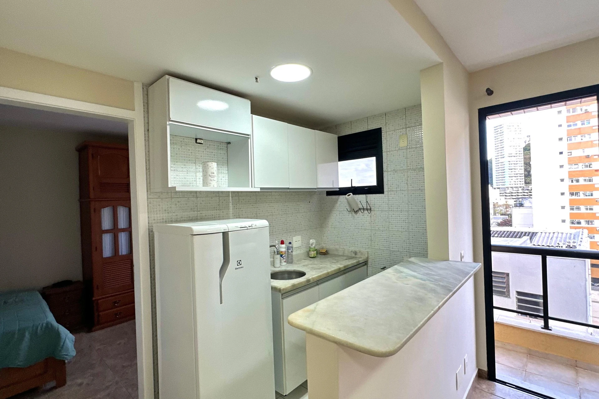 Furnished 1-bedroom apartment with a glazed balcony — photo 11
