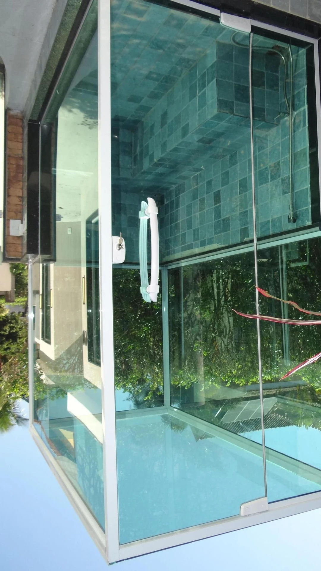 Casa de 384 m² com janelas do piso ao teto e varanda gourmet — photo 125