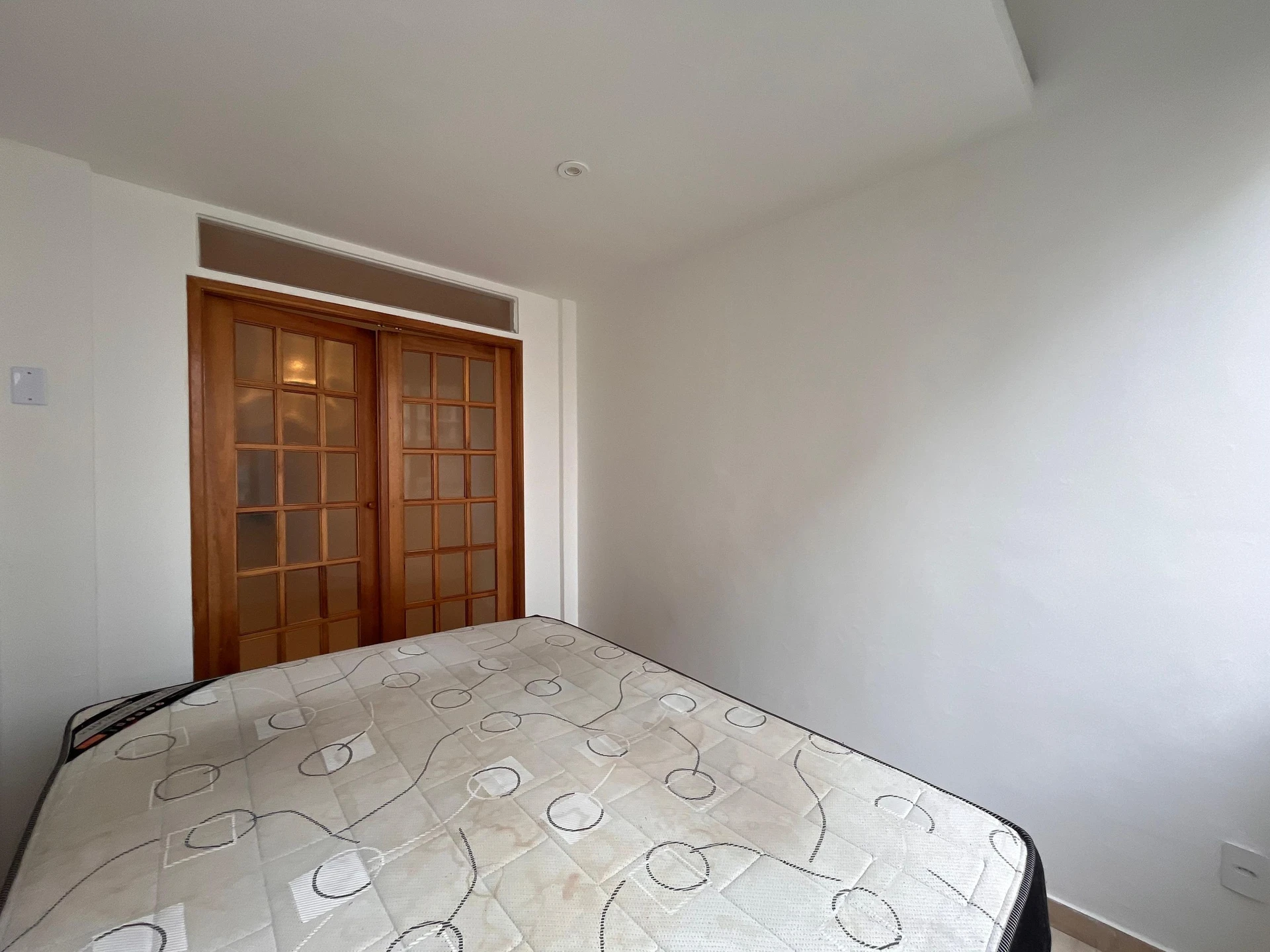3-bedroom apartment with separate kitchen and electric stove — photo 4