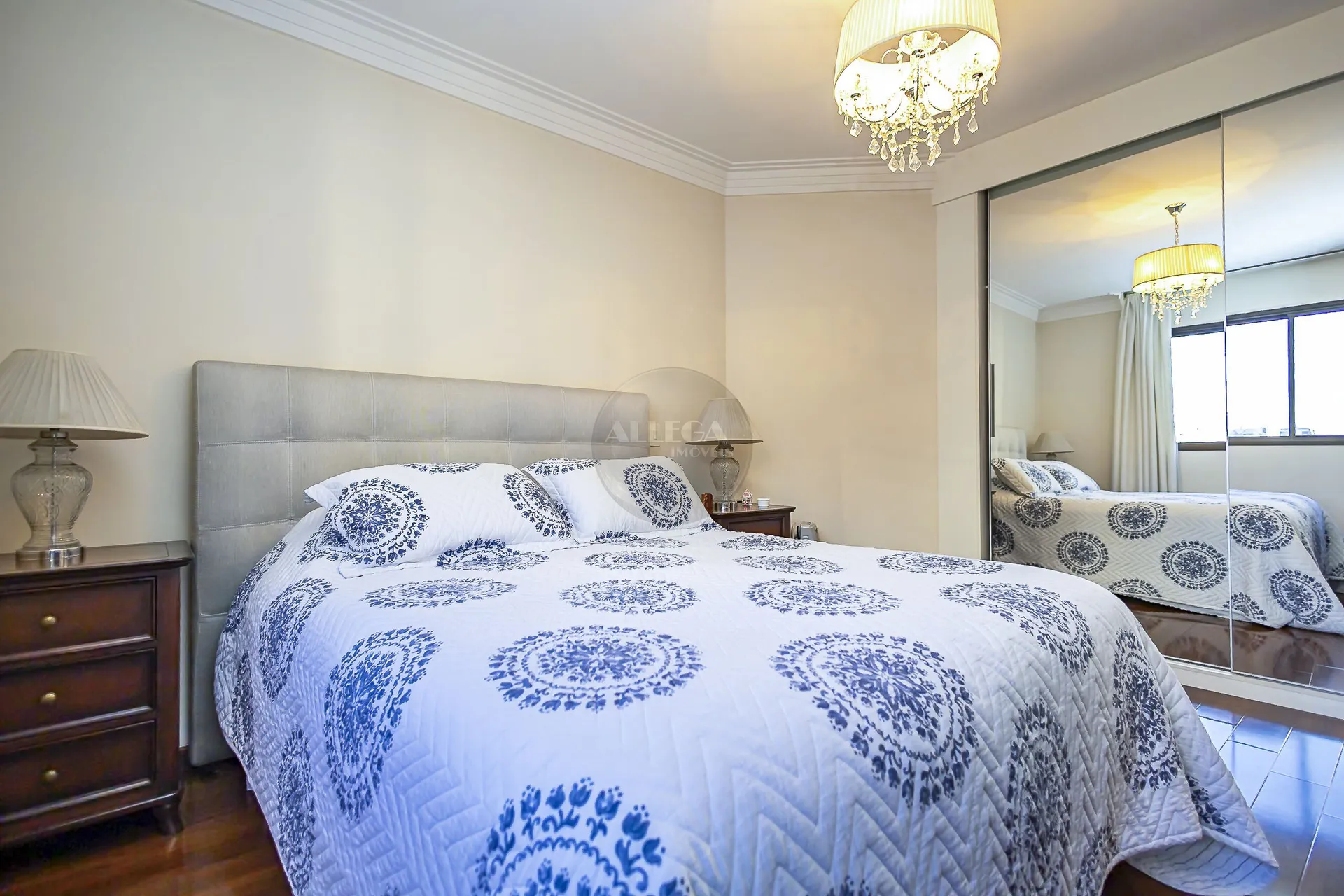 Apartamento com 4 quartos e piso de madeira na sala — photo 45