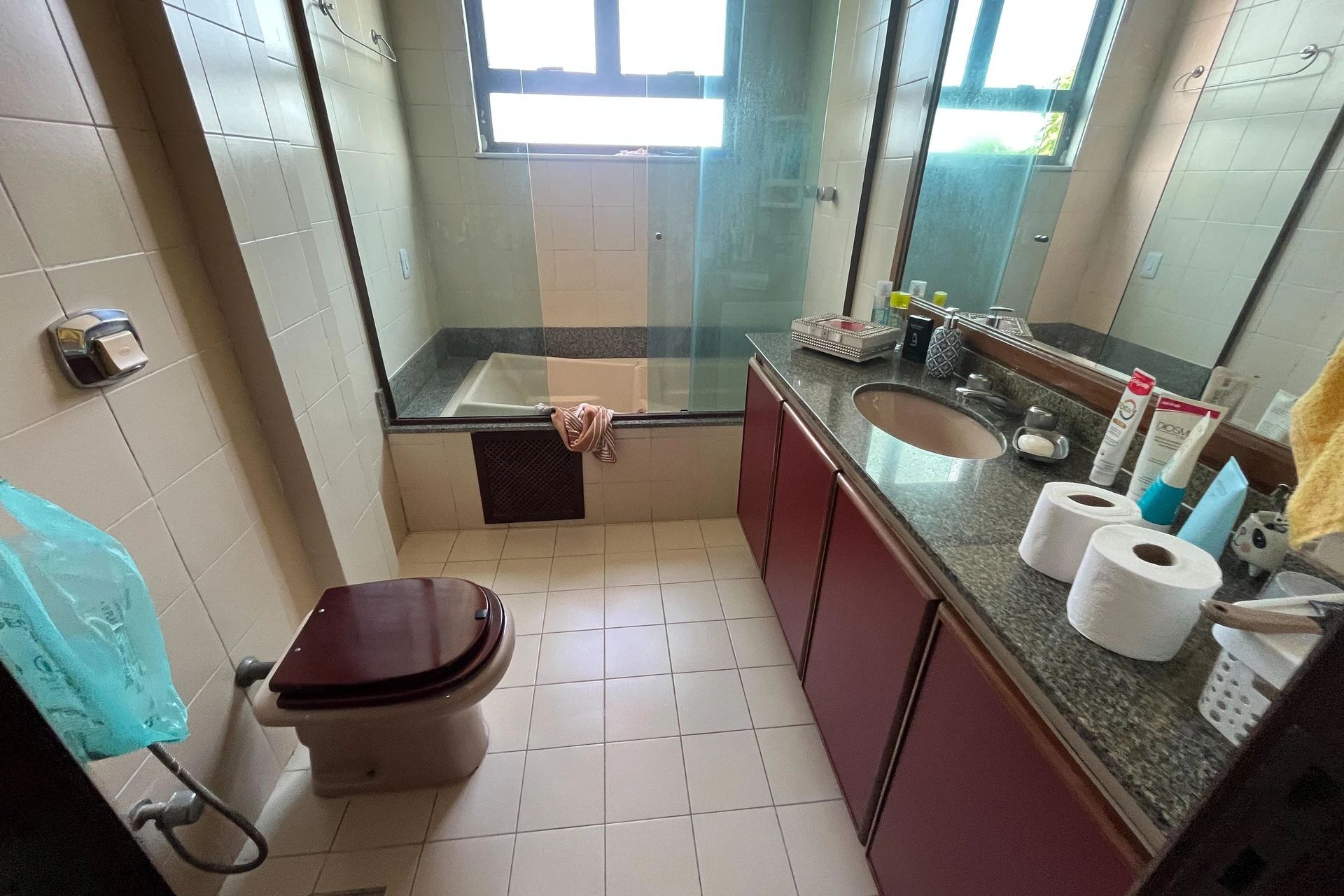 Furnished 3-bedroom apartment with laundry area — photo 25