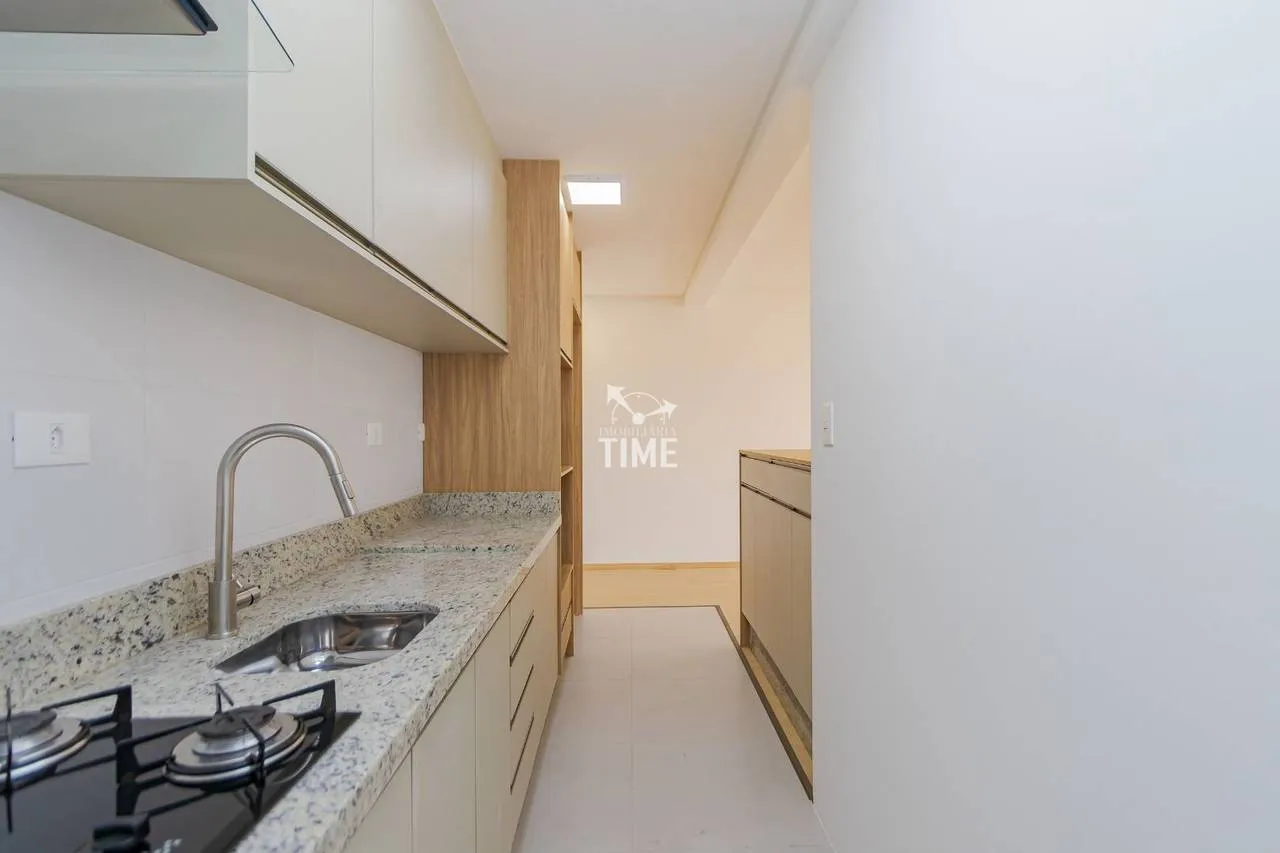 Balcony with a grill in a 3-bedroom apartment, 107 m² — photo 8