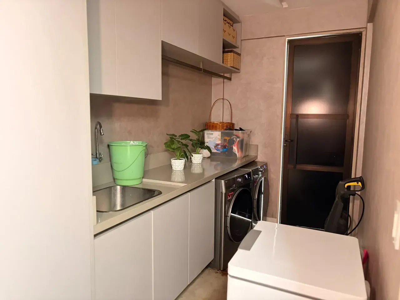 373 m² house with a home office and a grill on the balcony — photo 29