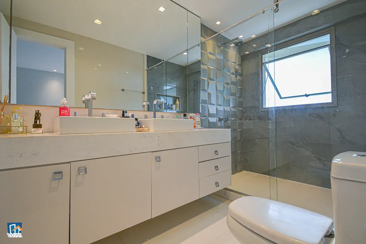 4-bedroom apartment with open-plan kitchen and electric stove — photo 30