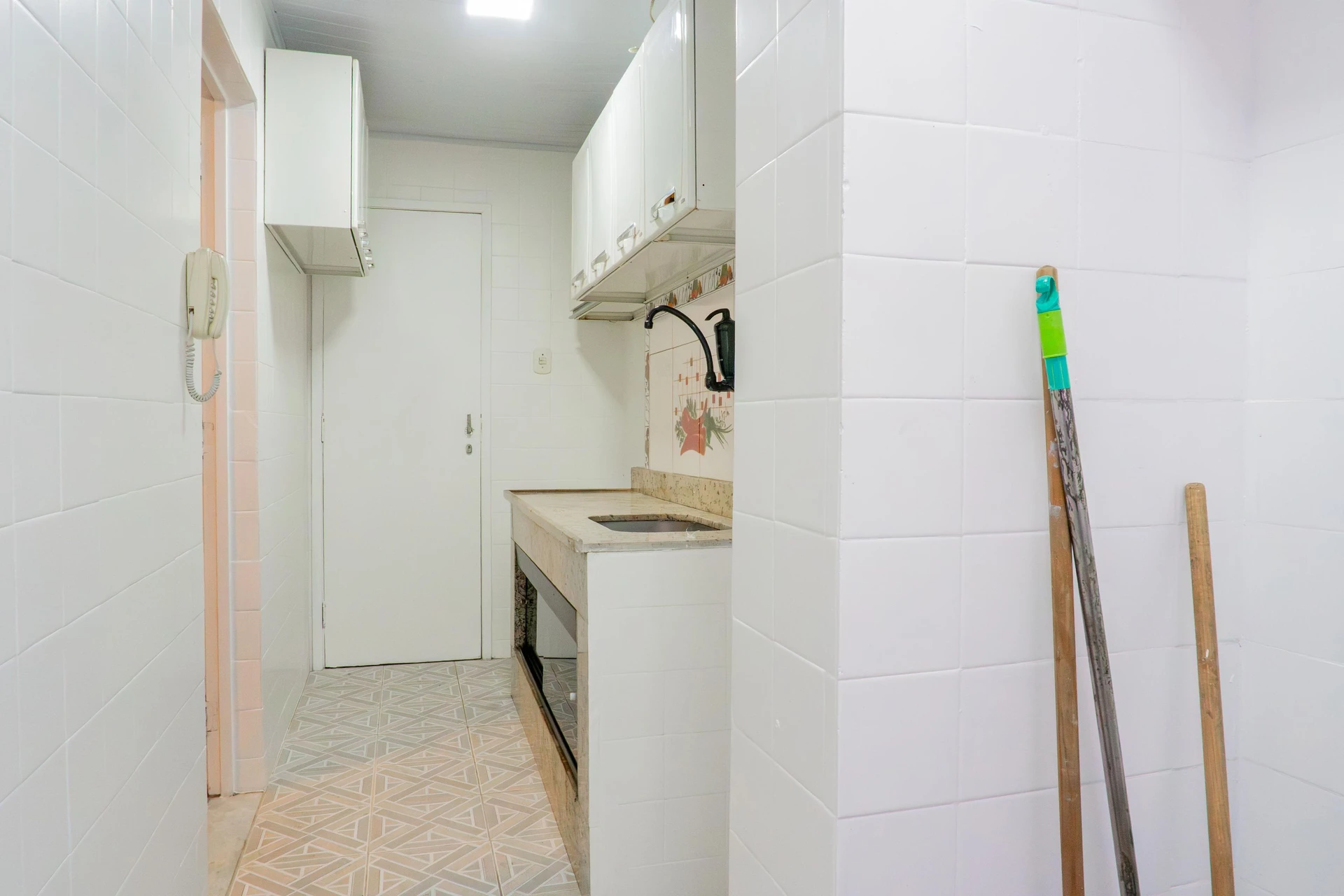 3-bedroom apartment with wood or laminate floors — photo 24