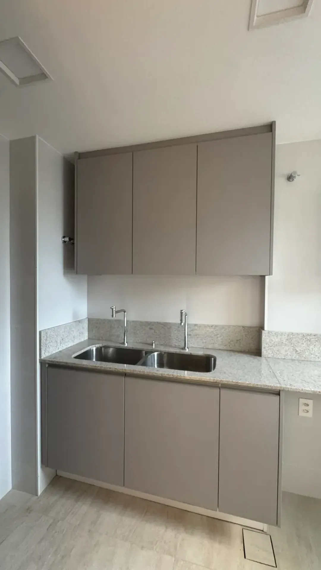 Apartment with 4 bedrooms, 5 bathrooms and enclosed balcony — photo 24