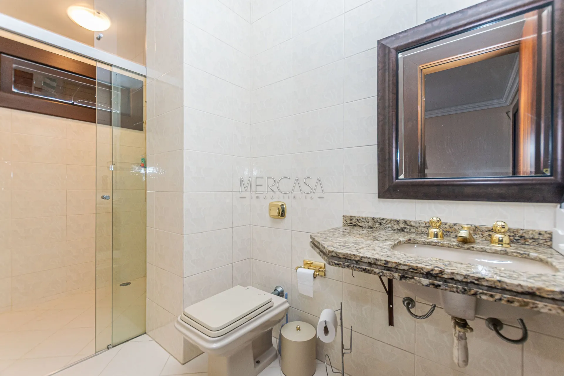 3-bedroom house with a bathtub in Curitiba — photo 68