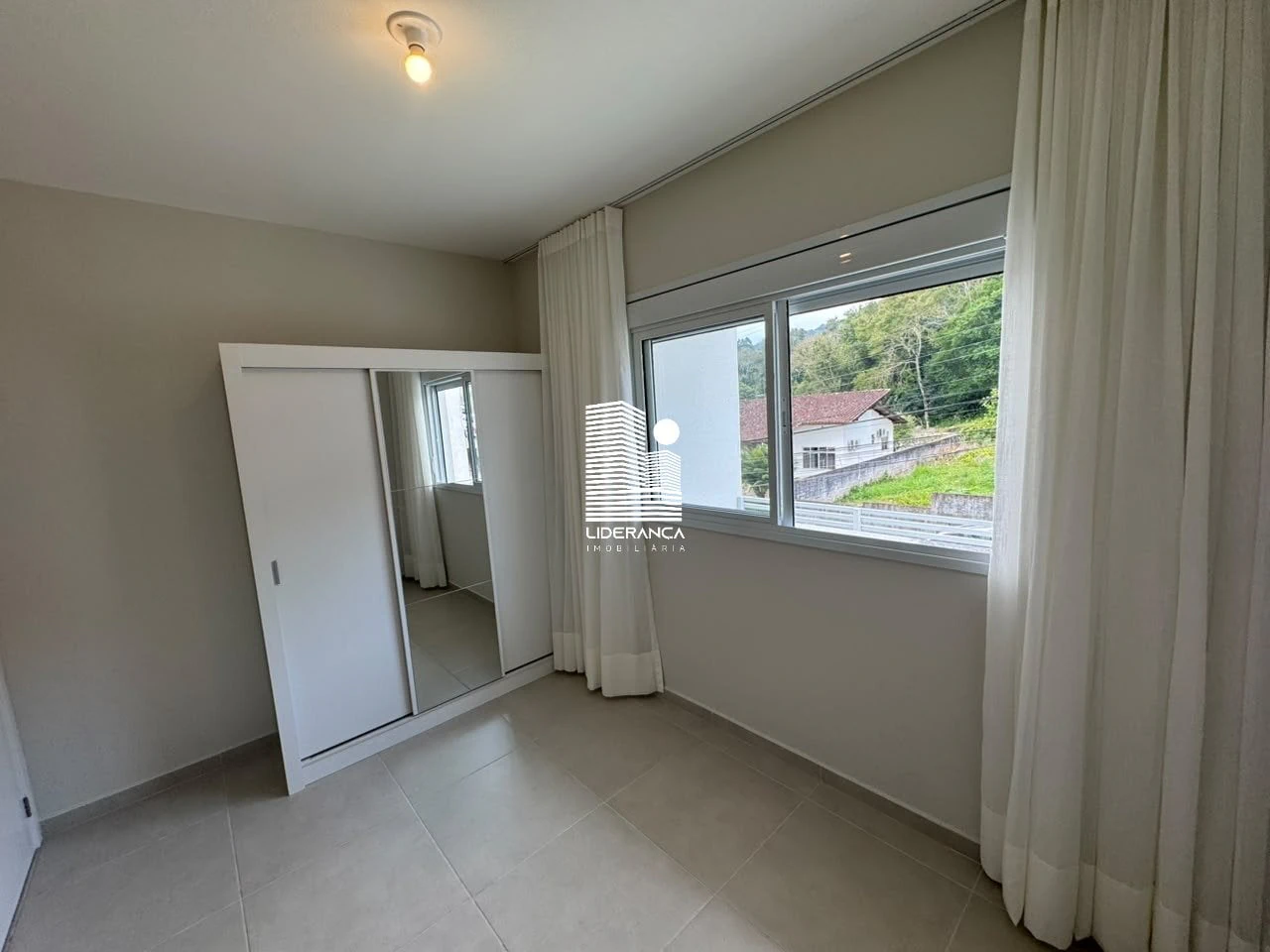 2-bedroom apartment with a mountain view in Florianópolis — photo 10