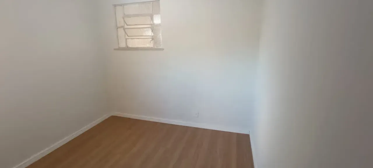 Unfurnished 2-bedroom apartment with wood floors — photo 2