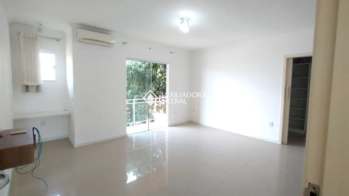 200 m² house with a bathtub and a glass-enclosed balcony — photo 6
