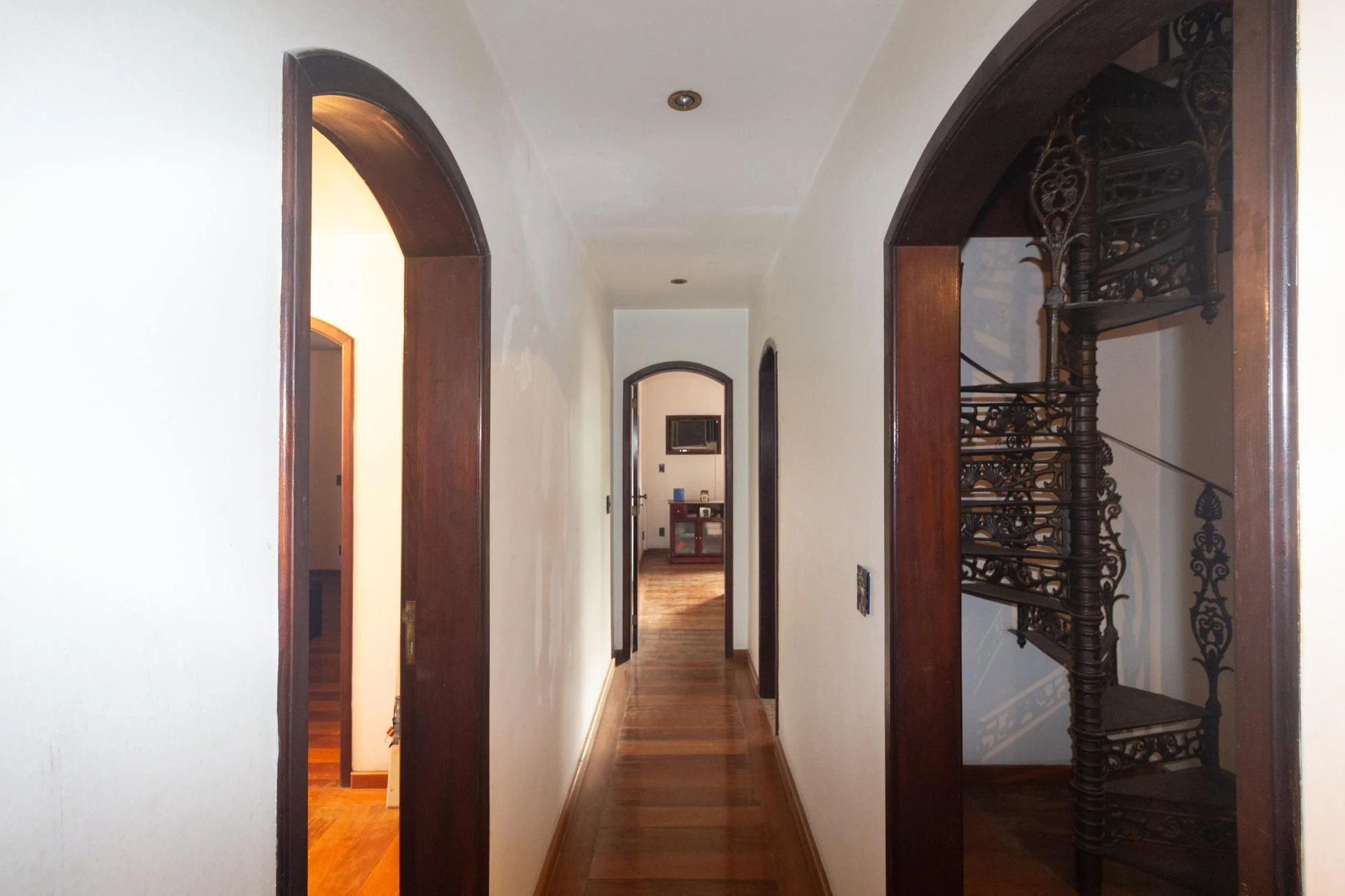 Bathtub in a 5-bedroom house, 626 m² — photo 4