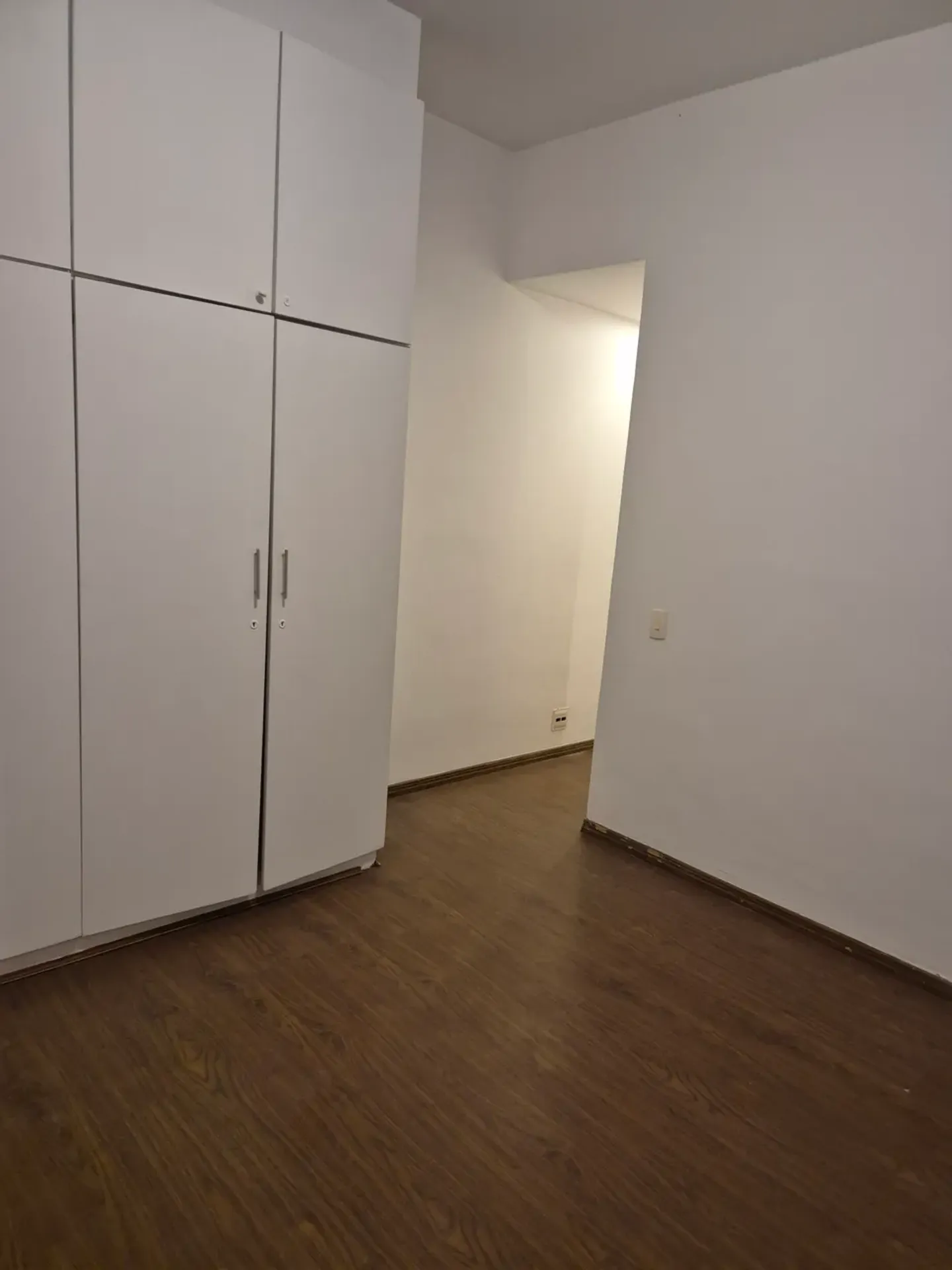 3-bedroom apartment with wood or laminate floors — photo 12