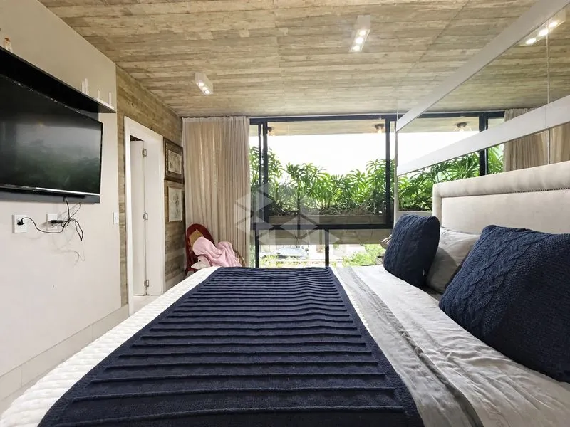 2-bedroom house with a glass-enclosed balcony — photo 16