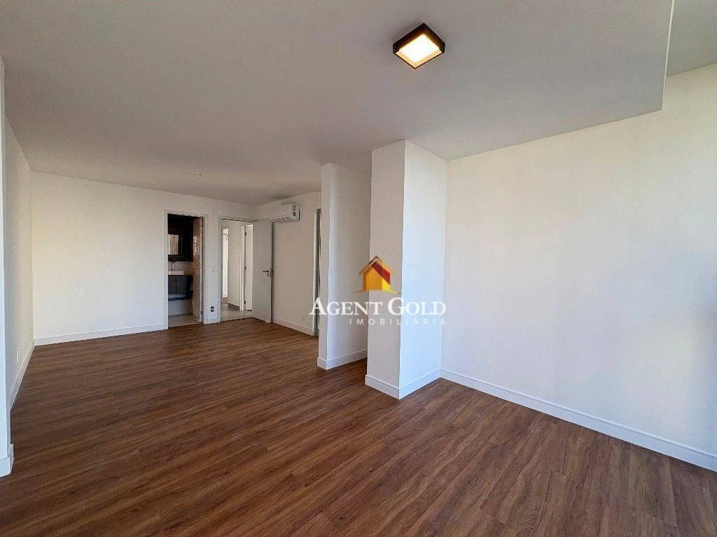 Glass-enclosed balcony in a 3-bedroom apartment, 121 m² — photo 5