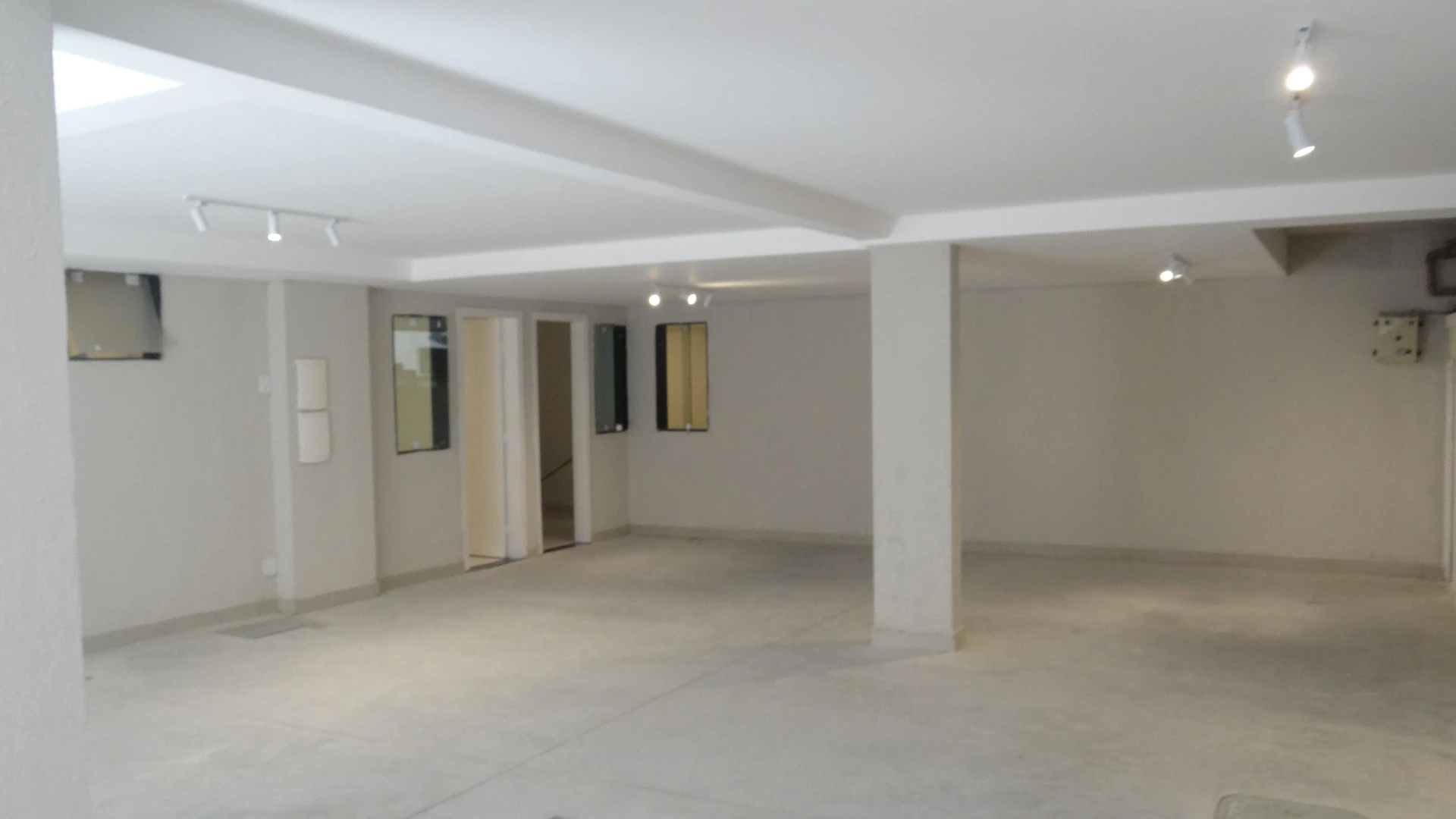 Casa de 384 m² com janelas do piso ao teto e varanda gourmet — photo 29