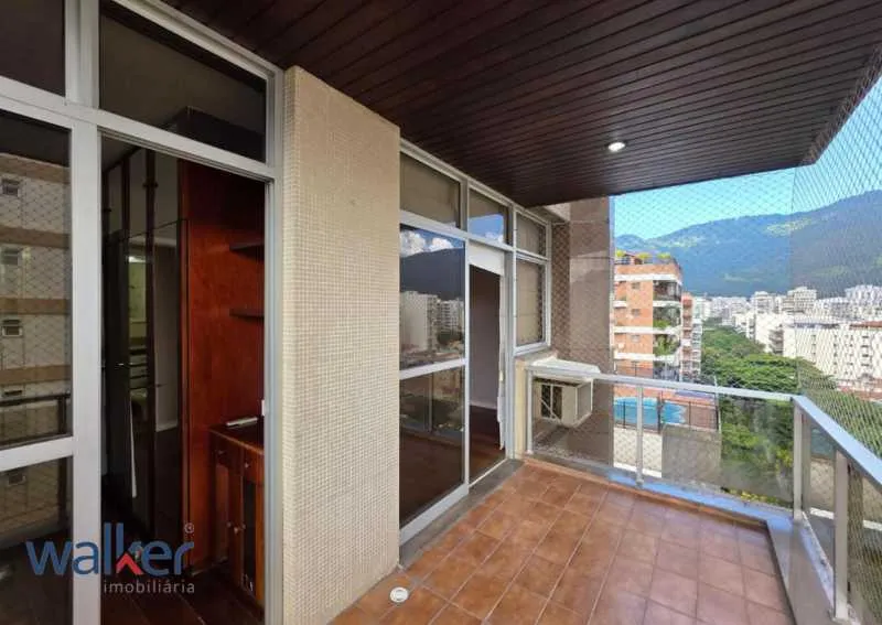 Balcony with a grill in a 3-bedroom apartment, 120 m² — photo 3