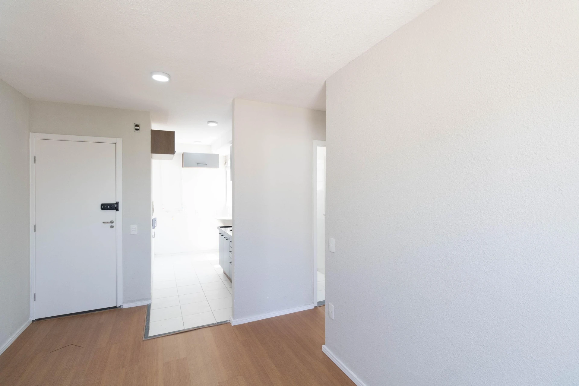 Glass-enclosed balcony in a 2-bedroom apartment, 44 m² — photo 31