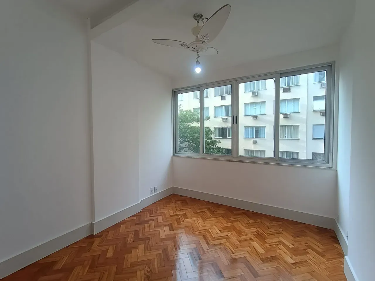 Apartment on the 6th floor with wood or laminate floors — photo 3