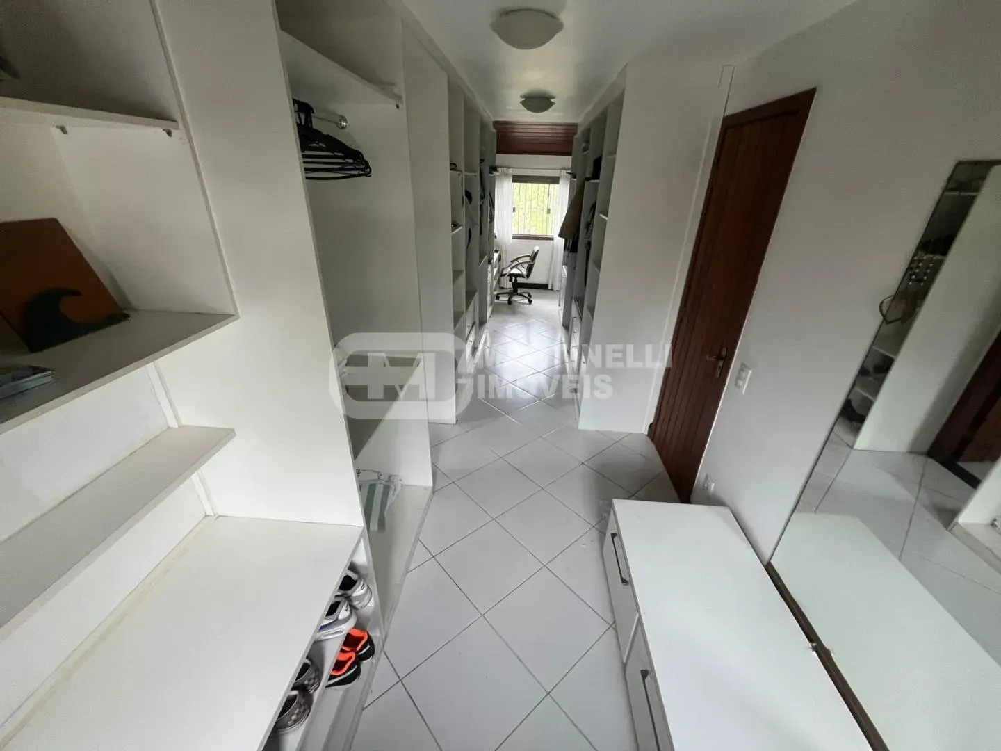 House with 5 bedrooms, all suites, plus shared pool — photo 40