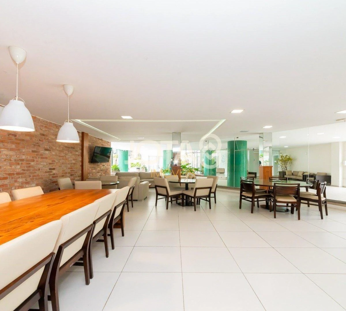 2-bedroom apartment in a building with a gym — photo 31