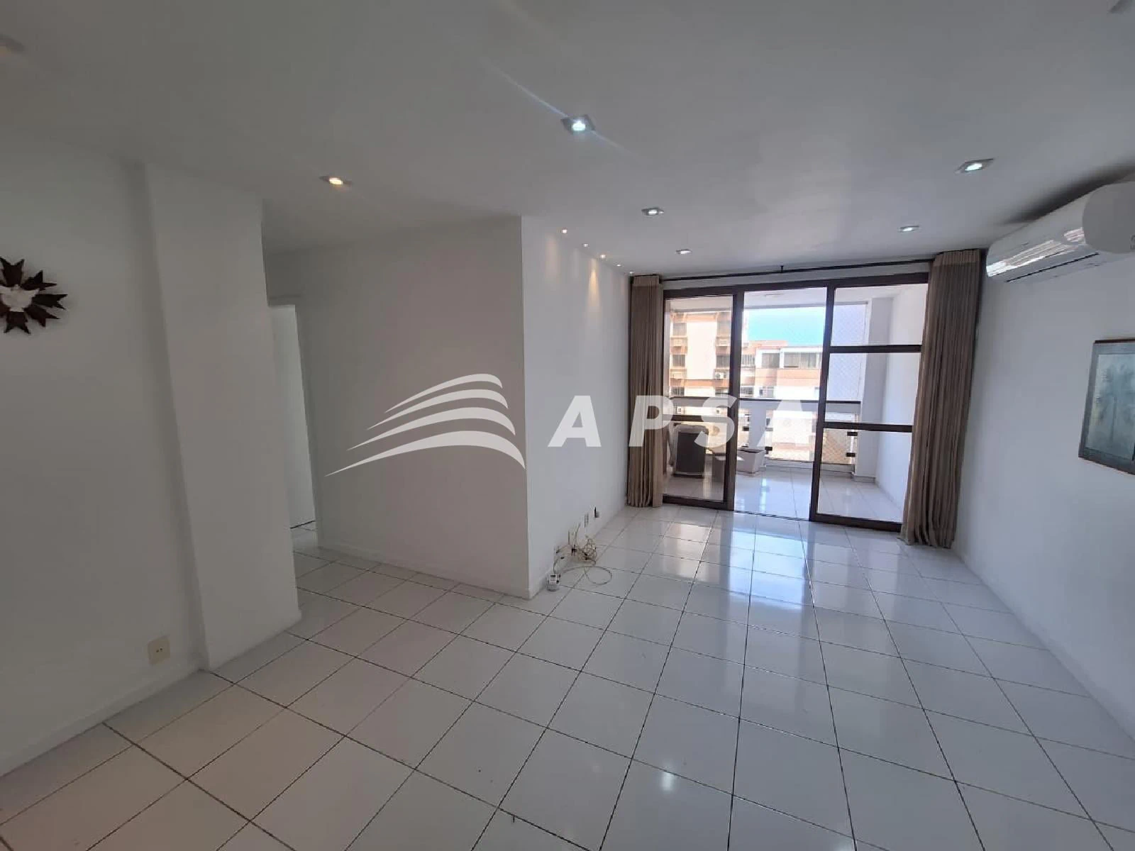 Walk-in closet in a 2-bedroom apartment, 90 m² — photo 9