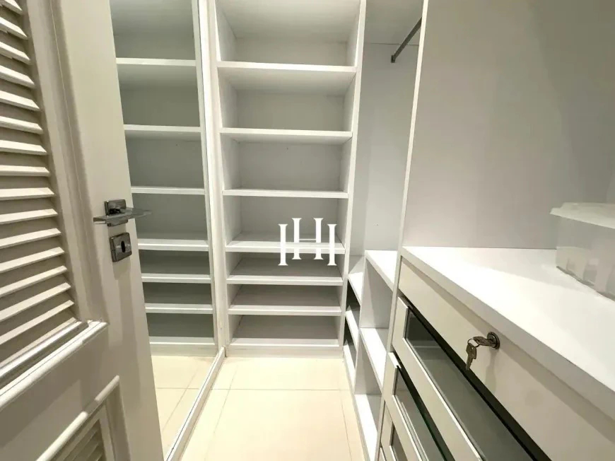Furnished house with 7 bedrooms, 5 en-suites, 750 m² — photo 11