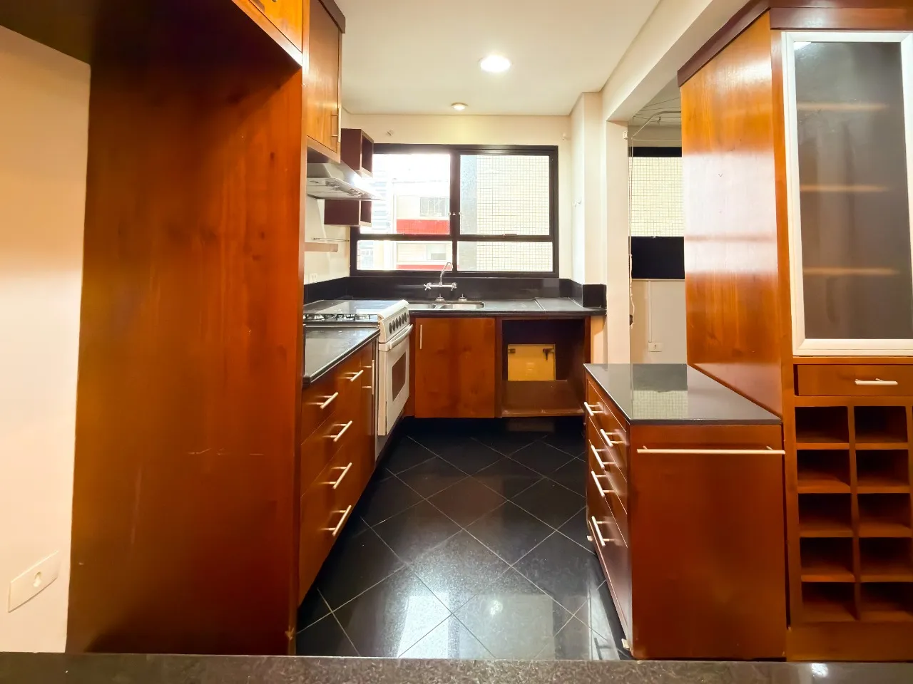 2-bedroom apartment with en-suite and enclosed balcony — photo 2
