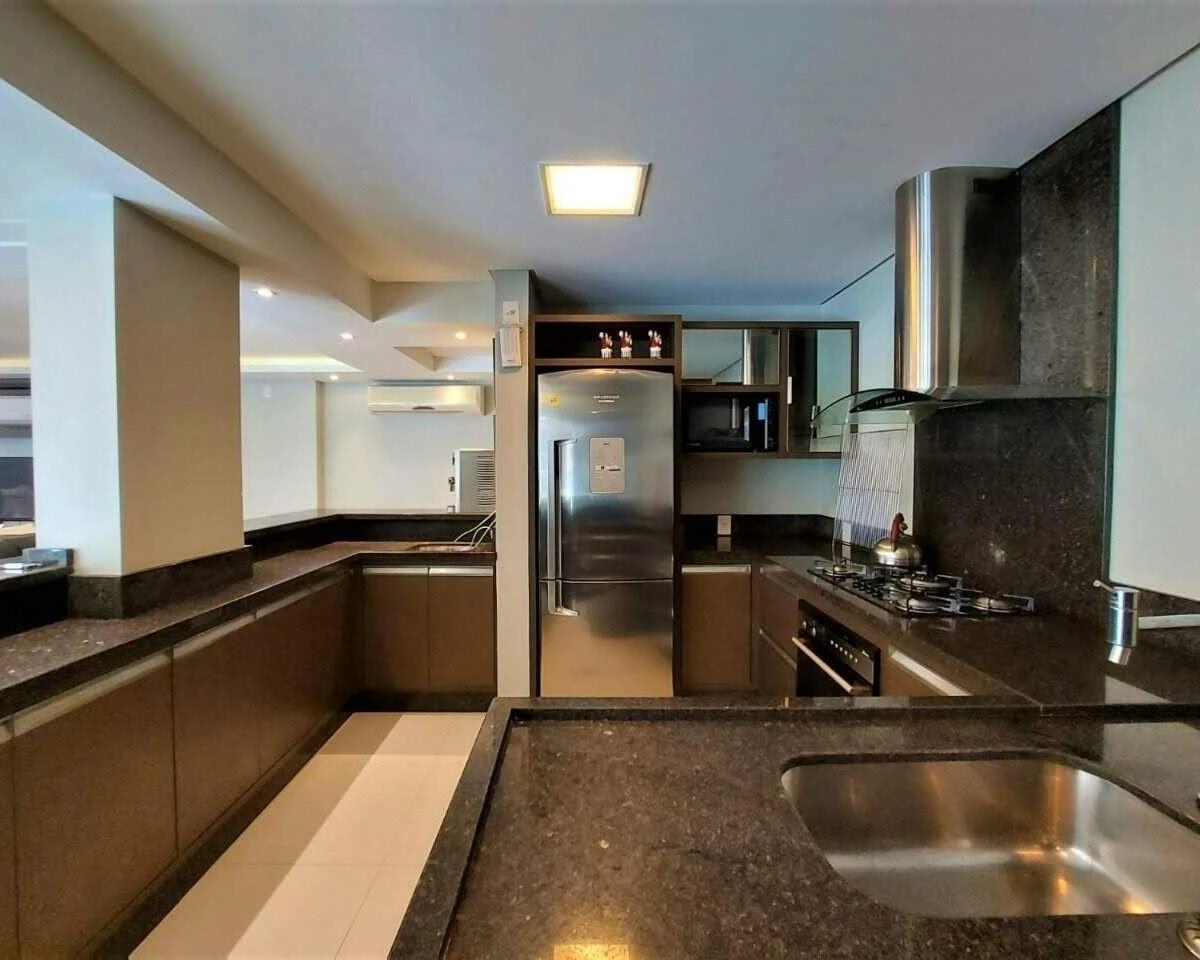 Glass-enclosed balcony in a 4-bedroom apartment, 127 m² — photo 39