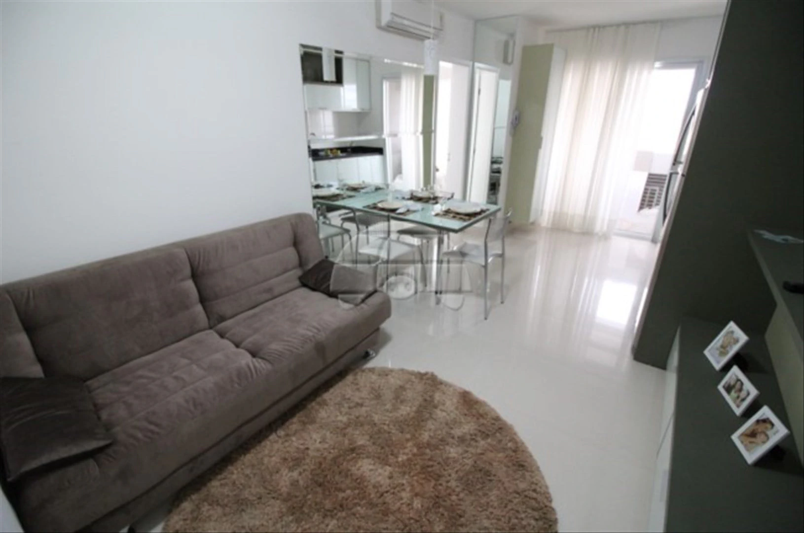 Apartamento mobiliado, 50 m², com janelas do piso ao teto