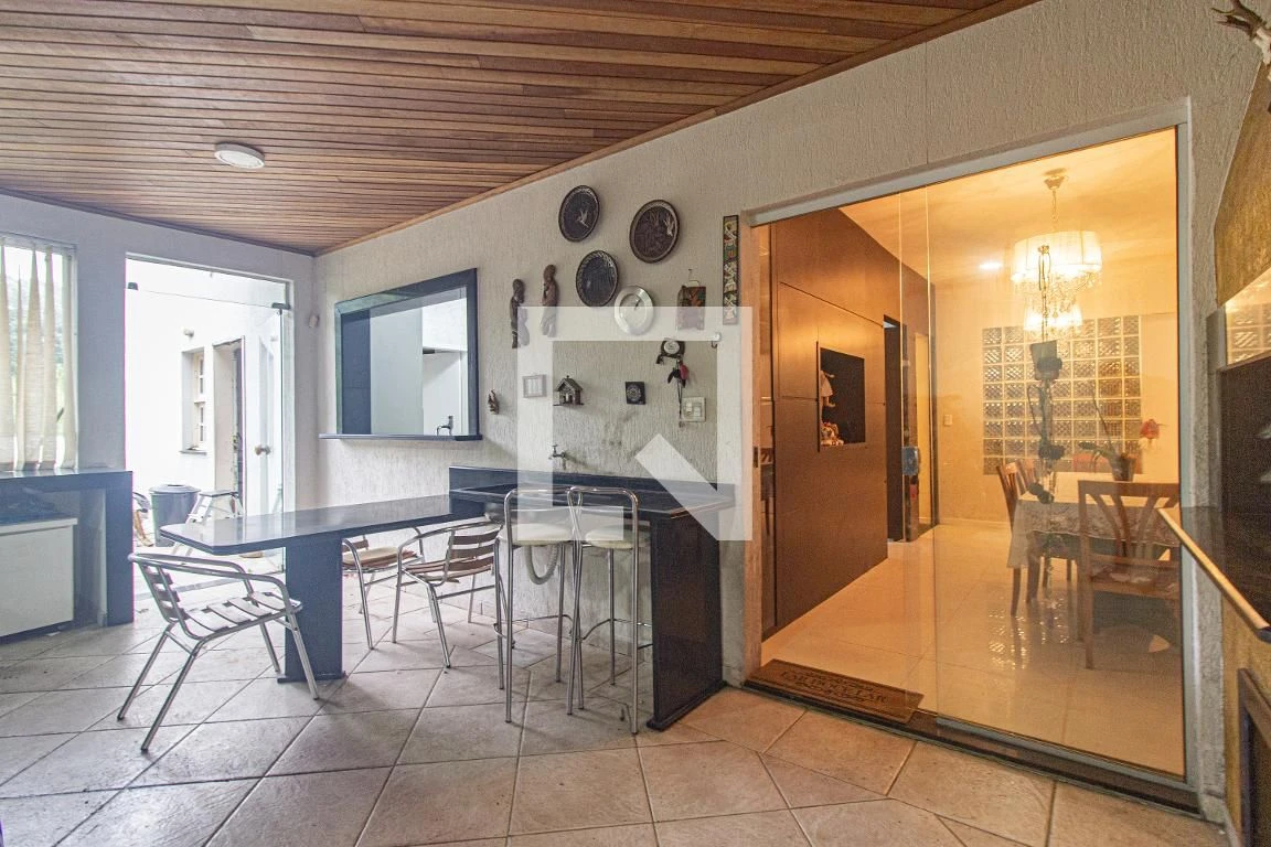 3-bedroom house with a walk-in closet in Curitiba — photo 3