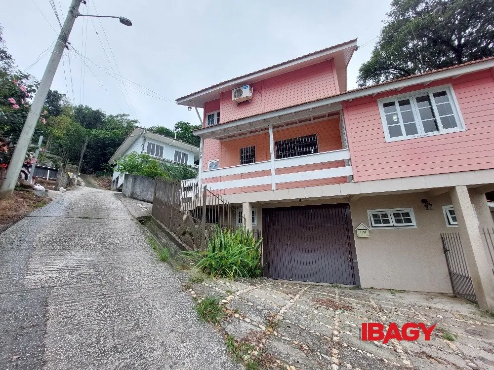2-bedroom house with a mountain view in Florianópolis — photo 28