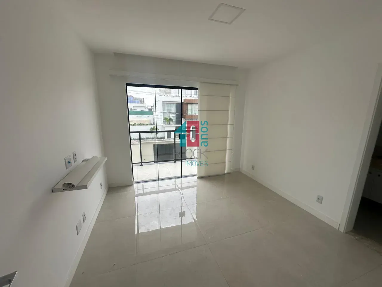 Condominium house with 5 en-suites and open-plan kitchen — photo 17