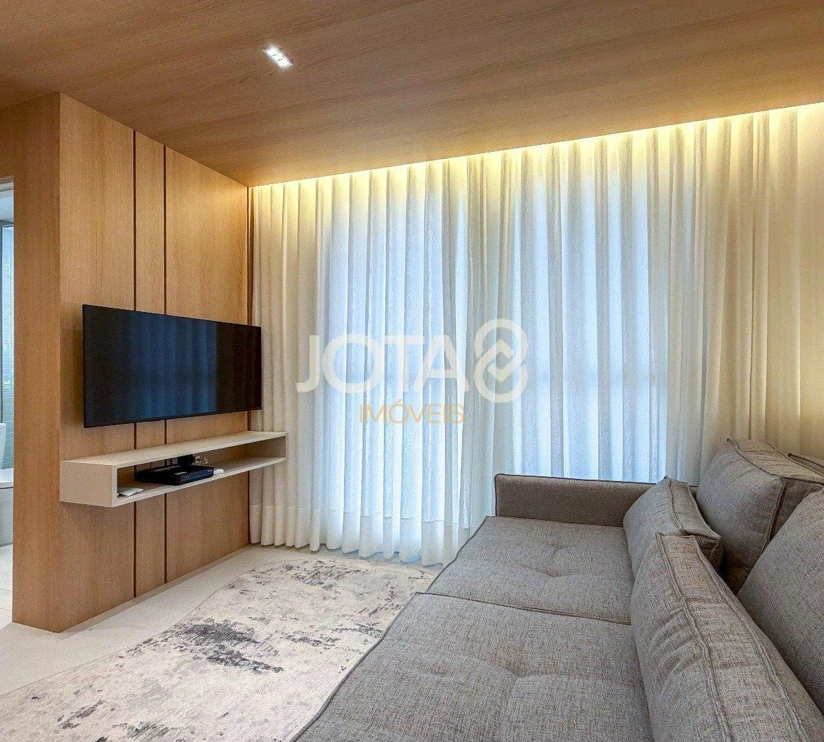 One-bedroom apartment with floor-to-ceiling windows — photo 9