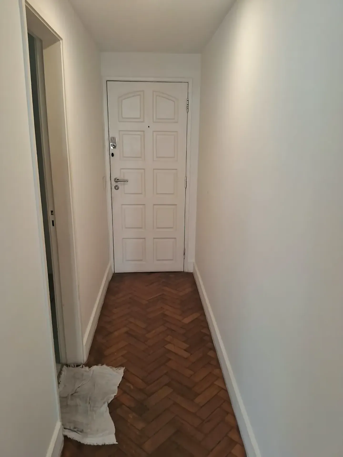 Apartment on the 5th floor with wood or laminate floors