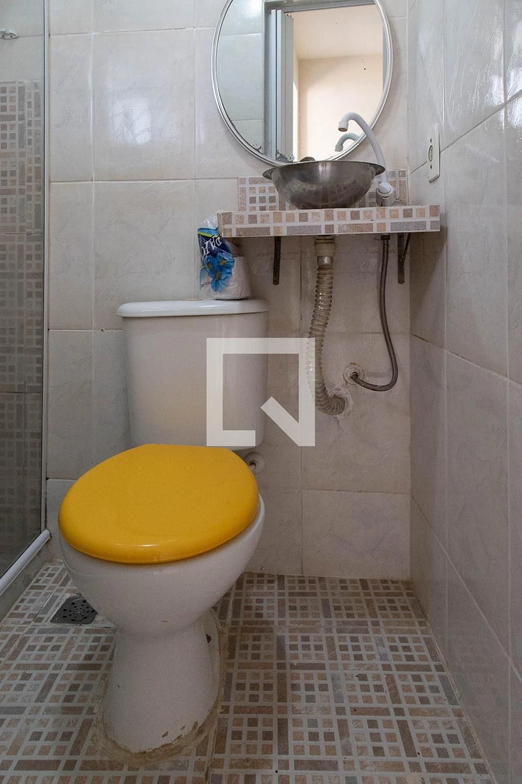 Unfurnished 1-bedroom apartment with a glass shower — photo 8