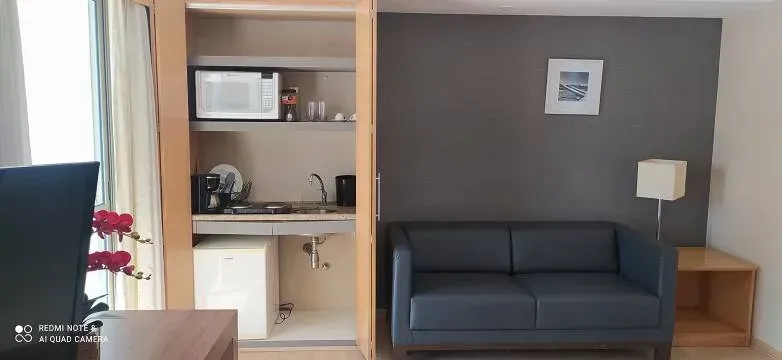 Furnished 1-bedroom apartment with glass-enclosed shower — photo 5